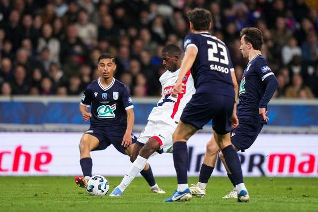 包含法甲比赛夜场高潮不断，精彩进球与扑救成最大看点的词条