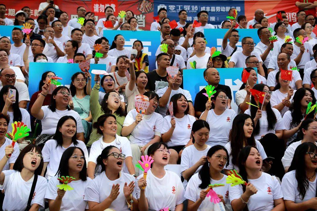 爱游戏下载-观众席上的欢呼声，展现运动激情