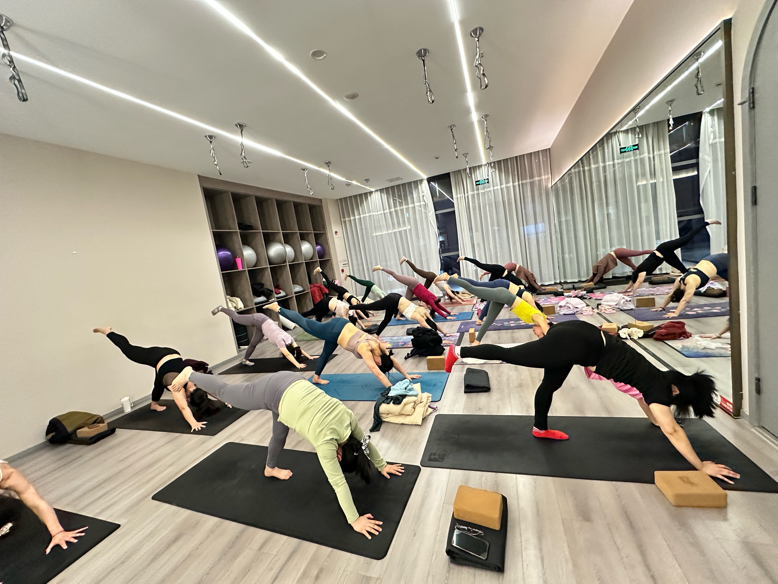 爱游戏网站-流行瑜伽互动体验，放松身心焕发新活力的简单介绍