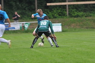 爱游戏娱乐-足球战术多样化提升比赛精彩度，足球比赛技战术的运用和分析